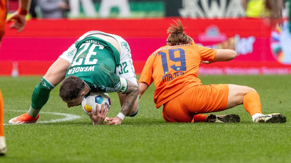 Viel Krampf, wenig Glanz: Marco Friedl krallt sich vor Wolfsburgs Lovro Majer den Ball.