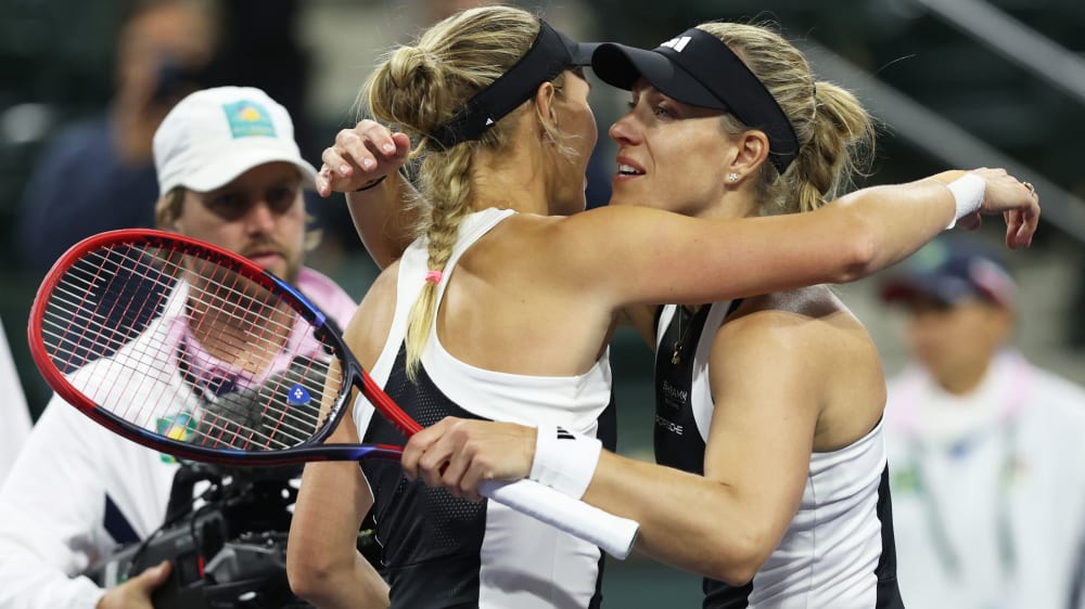 Man kennt und schätzt sich: Angelique Kerber (re.) nach ihrer Niederlage gegen Caroline Wozniacki in Indian Wells.
