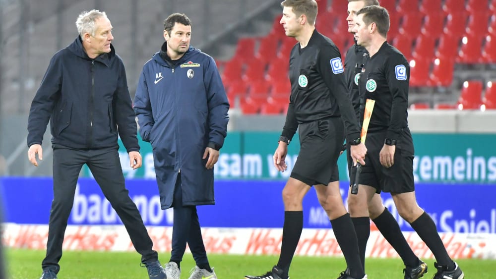 Redebedarf nach dem Spiel: Freiburgs Trainer Christian Streich (li.) und Referee Frank Willenborg.