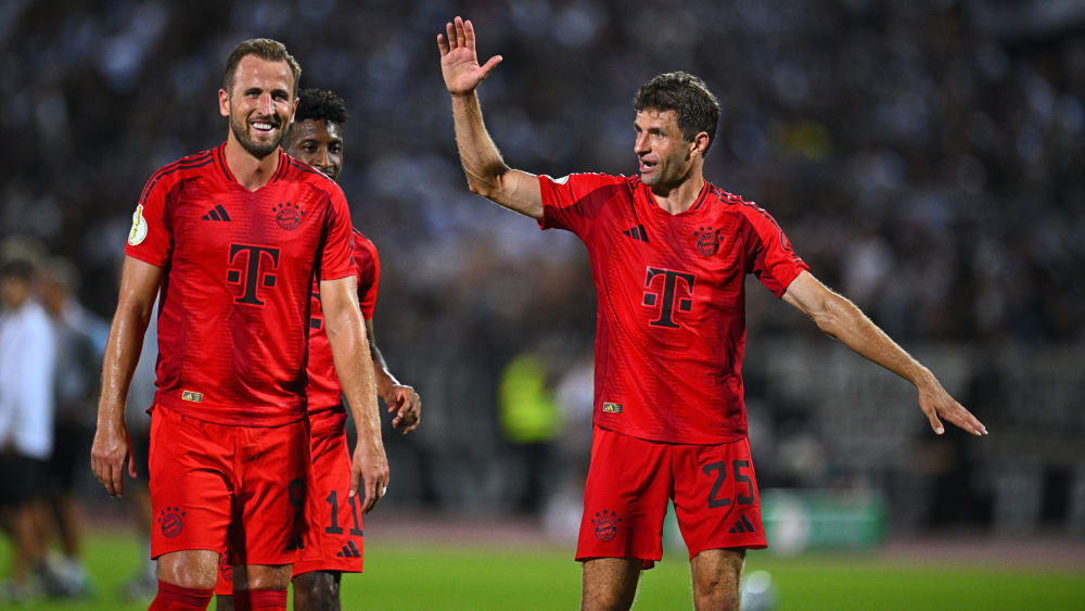 Gute Laune in Ulm: Doppeltorschütze Thomas Müller, der kurz vor Schluss auch noch Harry Kane (li.) einen Treffer auflegte.