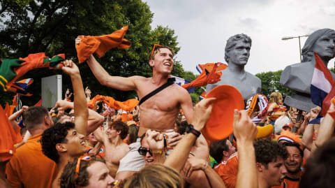 Niederländer heizen in der Stadt ein vor dem Halbfinale