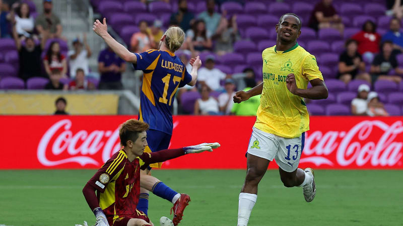 Soccer: FIFA Club World Cup 2025-Group Stage-Mamelodi Sundowns FC at Ulsan HD Subscription Customers Only Jun 17, 2025; Orlando, Florida, USA; Mamelodi Sundown's Iqraam Rayners celebrates scoring their first goal during a group stage match of the 2025 FIFA Club World Cup at Inter&Co Stadium. Orlando Inter&Co Stadium Florida USA, EDITORIAL USE ONLY PUBLICATIONxINxGERxSUIxAUTxONLY Copyright: xAmandaxPerobellix 20250617_tdc_jb_128