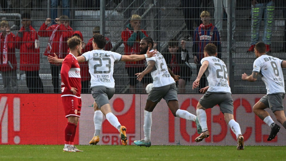 Berliner Punktegarant: Dominic Duncan (Mitte) erzielte das späte 1:1 für den BFC Dynamo in Cottbus.
