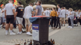 Bierflaschen am Mülleimer