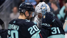 Glückwunsch an den Matchwinner: Philipp Grubauer (re.) mit Eeli Tolvanen.