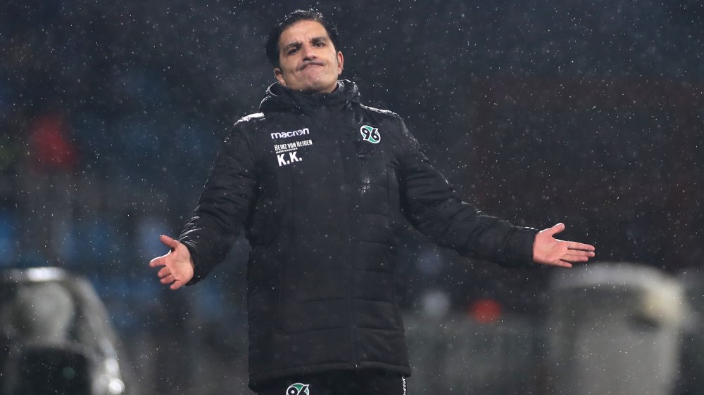 Unzufrieden im Bochumer Regen: Hannovers Trainer Kenan Kocak.
