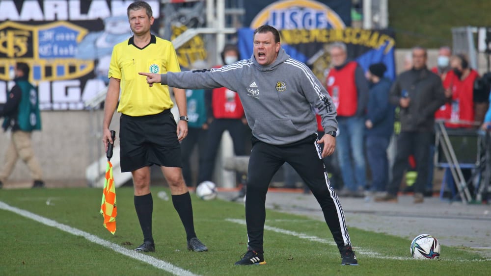 Seine Anweisungen halfen nicht: Uwe Koschinats Saarbrücken unterlag im Derby dem FCK mit 2:0.