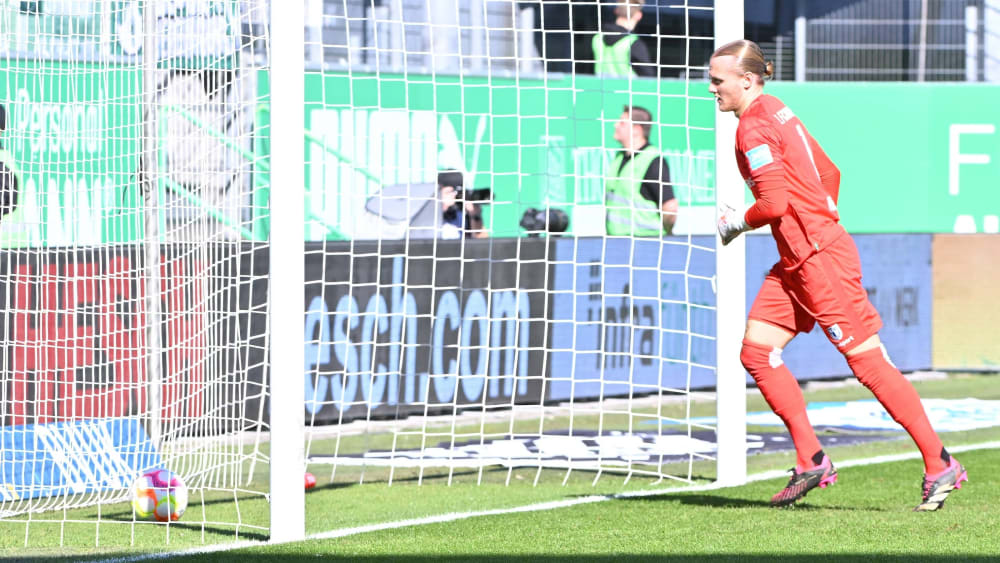 Magdeburgs Keeper Dominik Reimann nach seinem Patzer und dem daraus resultierenden dritten Gegentreffer.