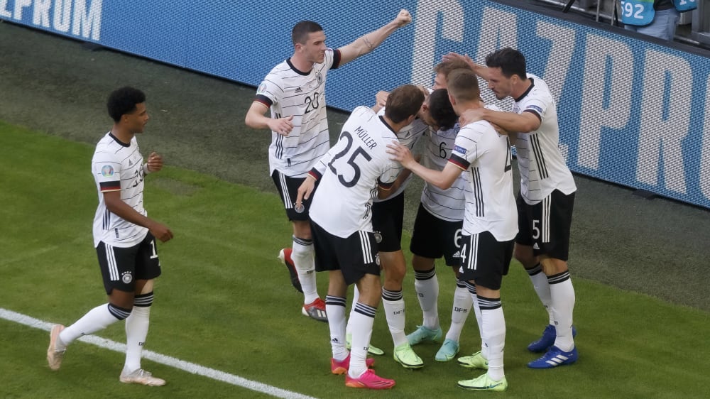 Viele jubeln, keiner hat getroffen: Die deutsche Mannschaft bejubelt das 1:1 durch Ruben Dias' Eigentor.