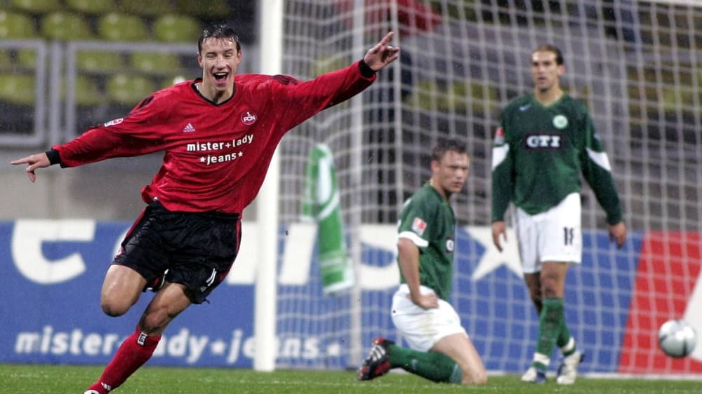 Marek Mintal dreht nach erfolgreichem Torabschluss ab - so wie hier gegen Wolfsburg erlebte man den Goalgetter in der Saison 2004/05 fortwährend.