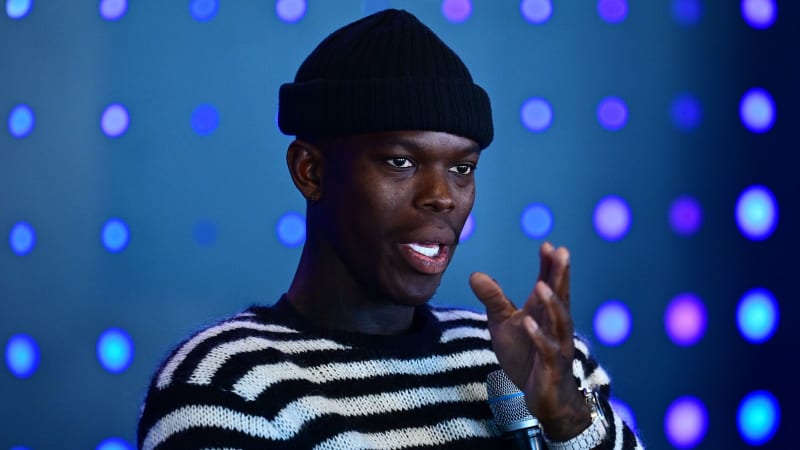 Dennis Schröder, deutscher Nationalspieler und ehemaliger Basketballer bei den Houston Rockets in der nordamerikanischen Profiliga National Basketball Association (NBA) spricht während einer Pressekonferenz zur Basketball EM 2022. Die FIBA EuroBasket soll zunächst in Köln (Gruppenphase) vom 01. bis 07.09.2022 und danach in Berlin (Finalphase) vom 10. bis 18.09.2022 stattfinden.