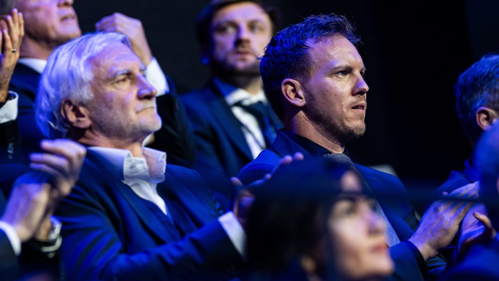 Applaus für eine machbare Gruppe: Rudi Völler und Julian Nagelsmann in der Hamburger Elbphilharmonie.