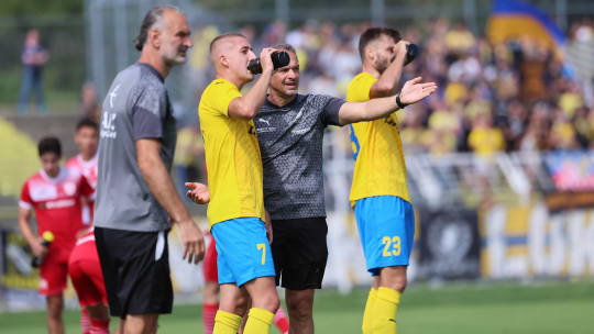 Gesprächsbedarf: Trainer Almedin Civa (Zweiter von rechts) musste mit Lok Leipzig zuletzt zwei Niederlagen in der Liga einstecken.