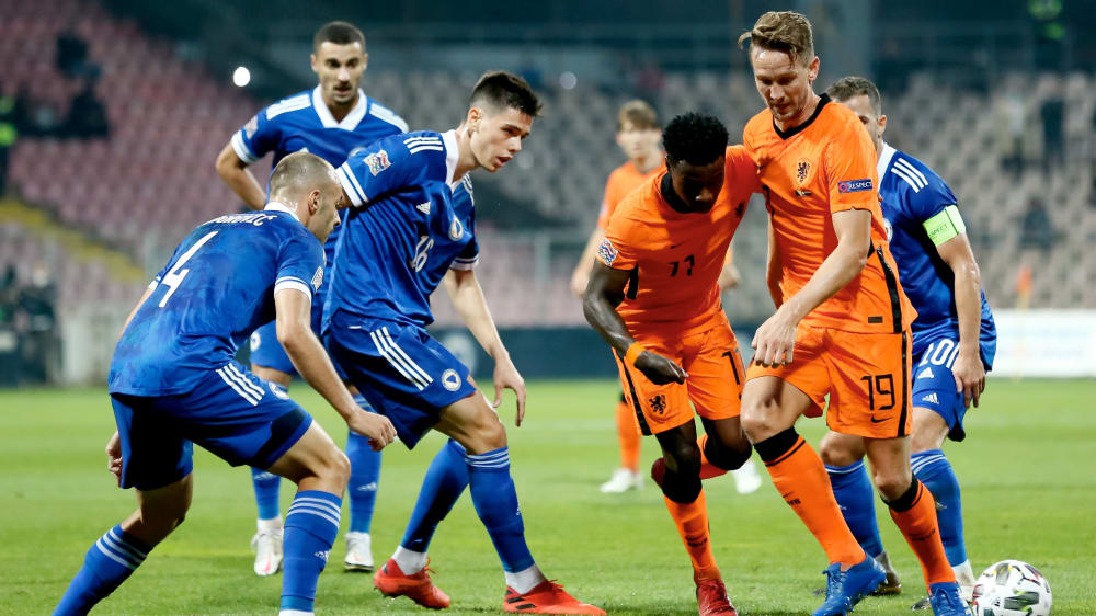 Die Elftal um Luuk de Jong und Quincy Promes (in Orange, v.r.n.l) agierte beim 0:0 gegen Bosnien-Herzegowina lange Zeit ideenlos.