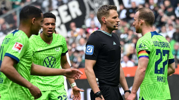 Maximilian Arnold (VFL Wolfsburg, #27) hat nach der Entscheidung von Schiedsrichter Timo Gerlach Redebedarf