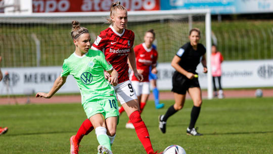 Treffen sich im Pokal erneut: Wolfsburgs Svenja Huth (li.) und Freiburgs Janina Minge.