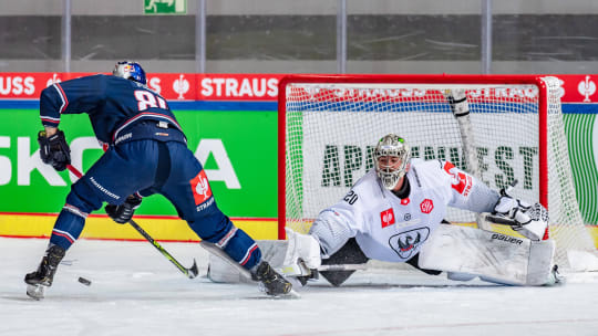 Eins-gegen-eins: Trevor Parkes (li.) und der Schweizer Keeper Reto Berra. 