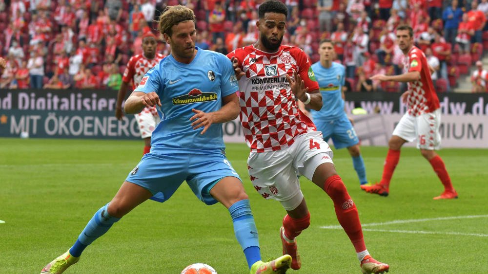 Freiburgs Lucas Höler (li.) teilte sich in einem umkämpften Spiel die Punkte mit Mainz um Jeremiah St. Juste&nbsp;