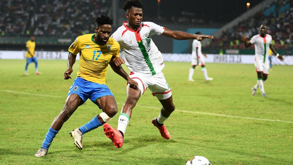 Steht mit Burkina Faso im Viertelfinale des Afrika-Cups: Edmond Tapsoba (re.).