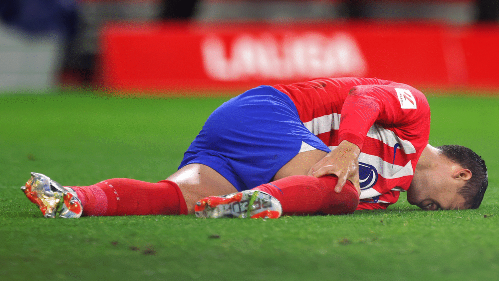 Schlimme Bilder: Alavaro Morata windet sich vor Schmerzen.