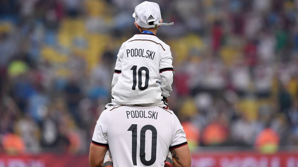 Lukas Podolski mit Kind auf den Schultern
