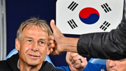 Daumen hoch - dabei wäre er beinahe schon gesenkt worden über Jürgen Klinsmann.