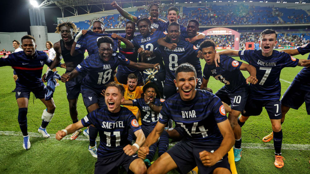 Frankreichs U-17-Nationalmannschaft feiert den EM-Titel nach einem 2:1-Erfolg gegen die Niederlande.