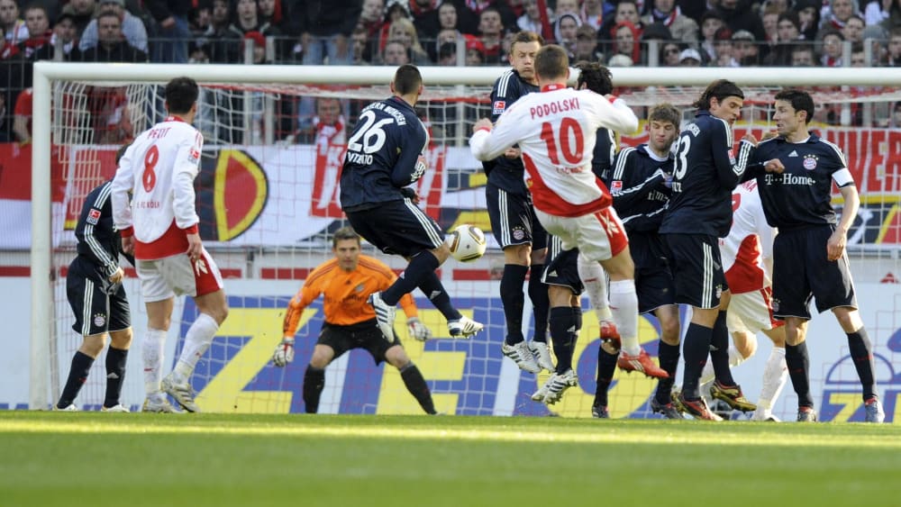 Lukas Podolski (#10) trifft gegen die Bayern.