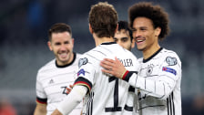 Torhungrig: Die deutsche Nationalmannschaft um Doppelpacker Leroy Sané (re.).