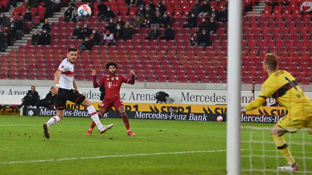 Genau gezielt: Serge Gnabry (Mi.) blickt seinem Abschluss zum 1:0 für die Bayern hinterher. 