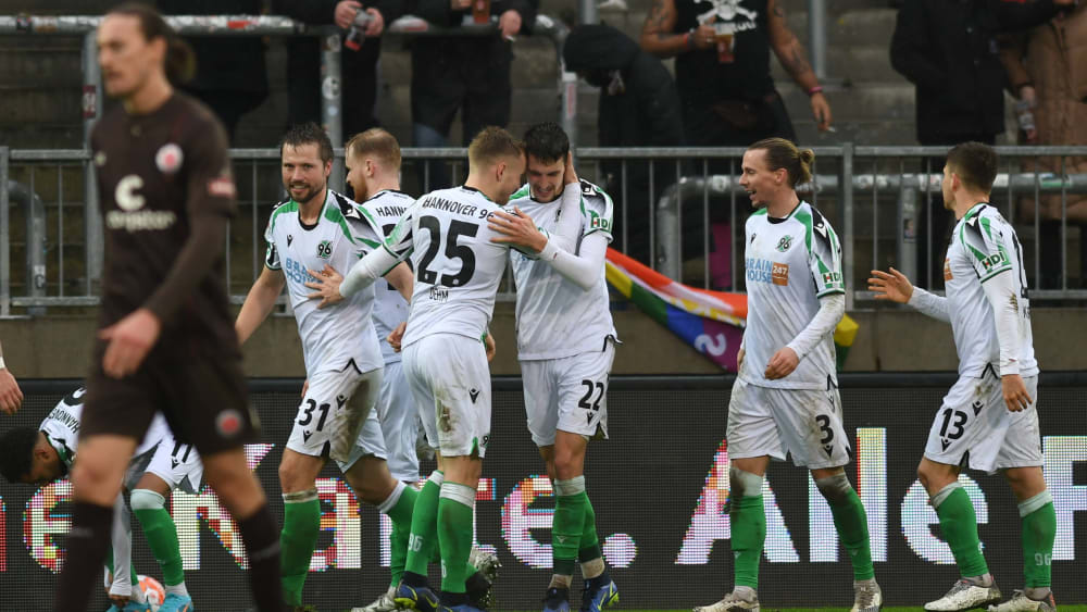 Die Spieler von Hannover 96 hatten beim FC St. Pauli aufgrund des 3:0-Erfolgs reichlich Grund zum Feiern.