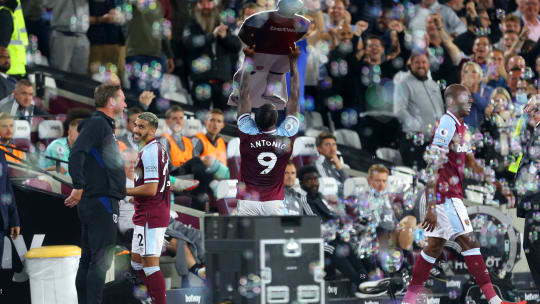 Es war sein Abend: Michail Antonio (#9) ließ sich vor den eigenen Fans und mit eigenem Pappaufsteller feiern.