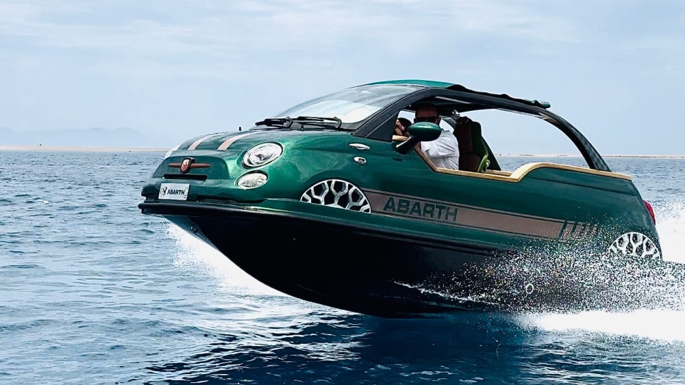 Verblüffender Anblick: Fiat 500 im Abarth-Trimm beim Ritt übers Meer.
