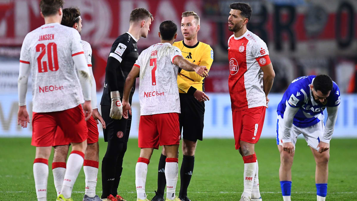 Becherwurf-in-Essen-DFB-und-Polizei-ermitteln