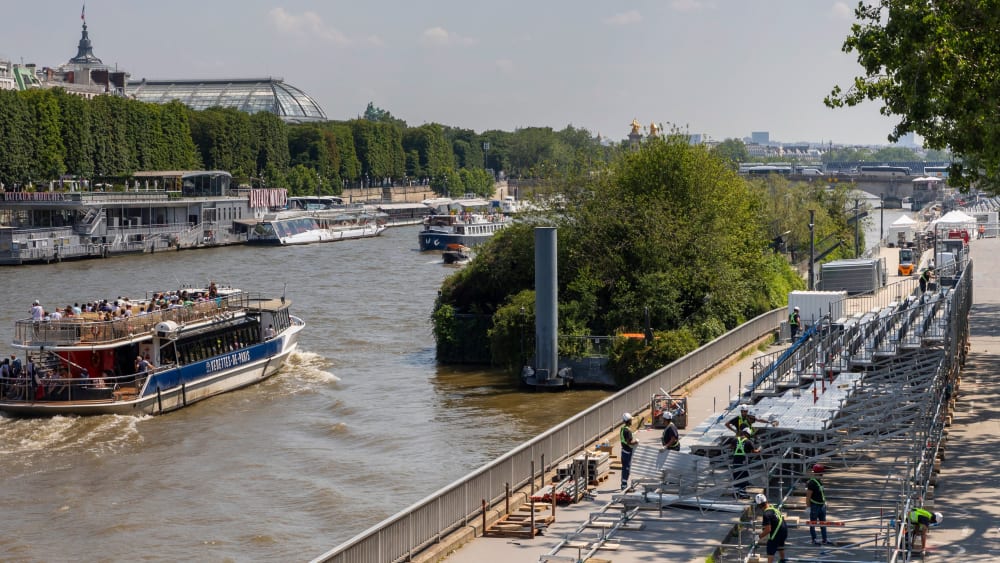 Die Seine in Paris erfüllt momentan noch nicht die Sauberkeitsstandards, um Schwimmwettbewerbe für die Olympischen Spiele auszutragen.