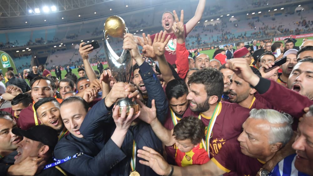 Jubel mit Pokal: Esperance Tunis bleibt Sieger der afrikanischen Champions League.