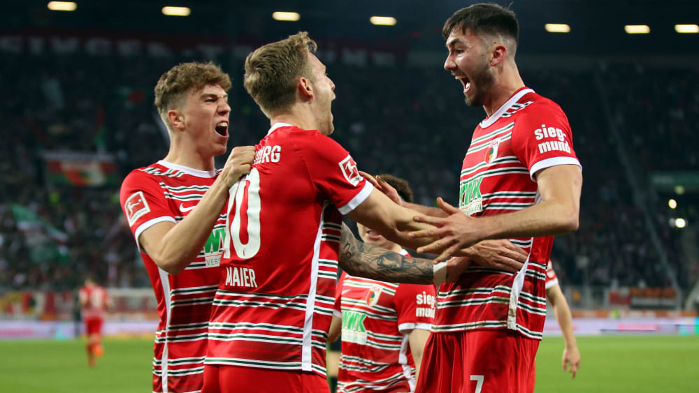 Erleichterung pur: Der FC Augsburg zieht dank Dion Beljo (re.) einen Schlussstrich unter seine Sieglos-Serie.