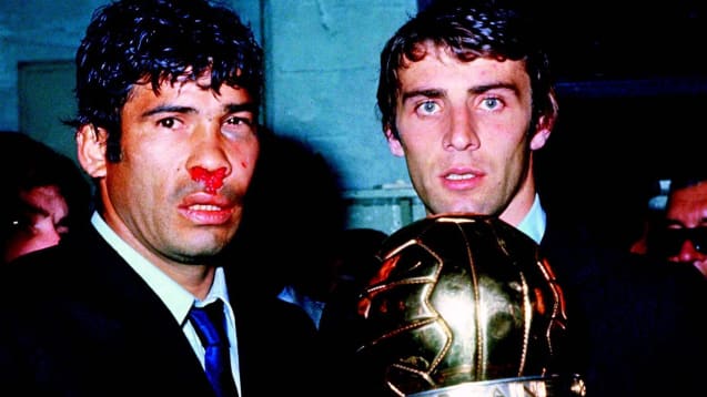Gezeichnete Champions: Nestor Combin (li.) und Pierino Prati mit dem Weltpokal 1969.