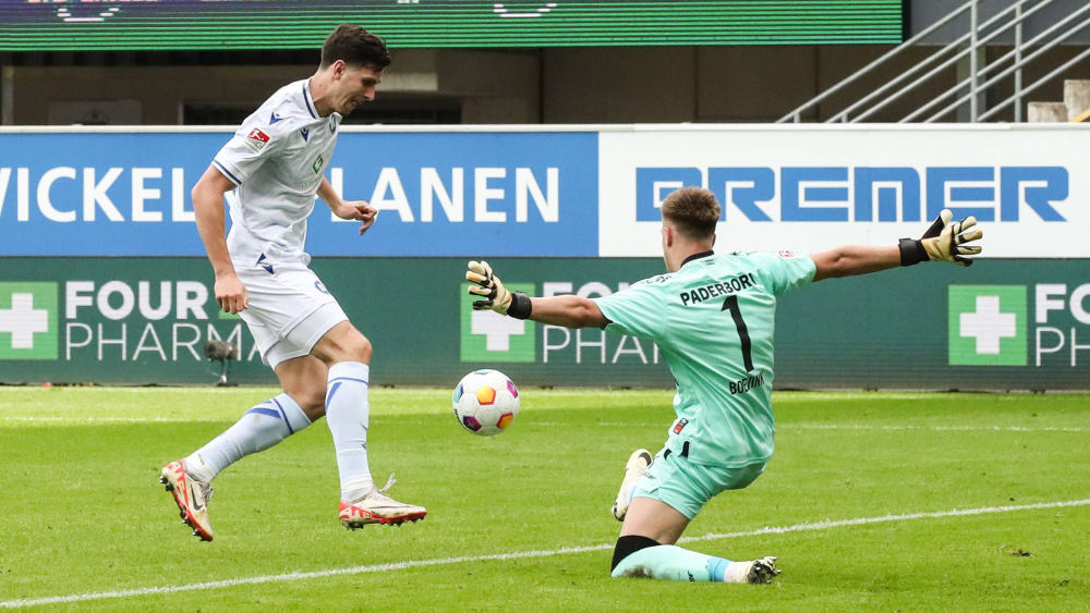 Gleich klingelt's: Igor Matanovic gegen Paderborns Keeper Pelle Boevink.