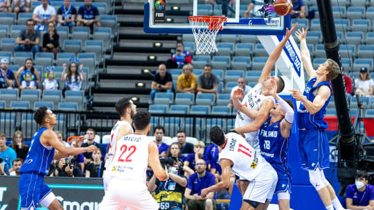 Kampf um den Ball: Serbiens Nikola Jokic (3.v.re.) beim Rebound. 