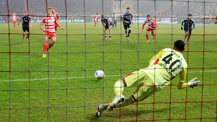 Leopold Querfeld hatte bei seinem Elfmeter-Tor gegen Frankfurt Glück, dass der Ball im Tor landete.