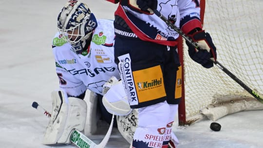 Eisbären-Goalie Tobias Ancicka kassiert in Bremerhaven das entscheidende 1:2.