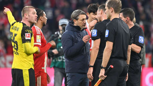Redebedarf: Niko Kovac diskutiert nach Dortmunds Niederlage in München mit Schiedsrichter Bastian Dankert.