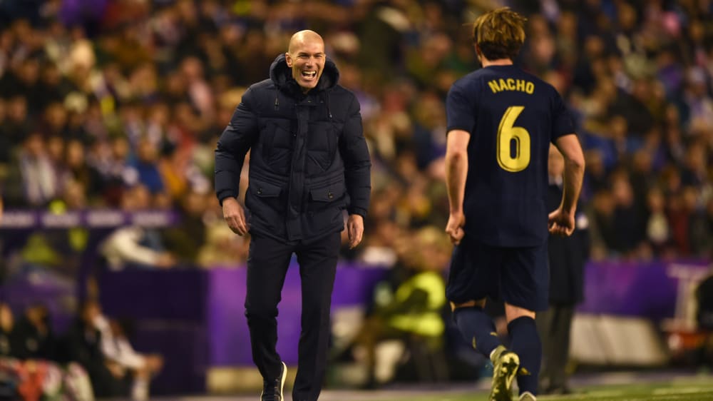 Auf direktem Weg in die Arme des Trainers: Real-Verteidiger Nacho feiert sein 1:0 mit Zinedine Zidane.