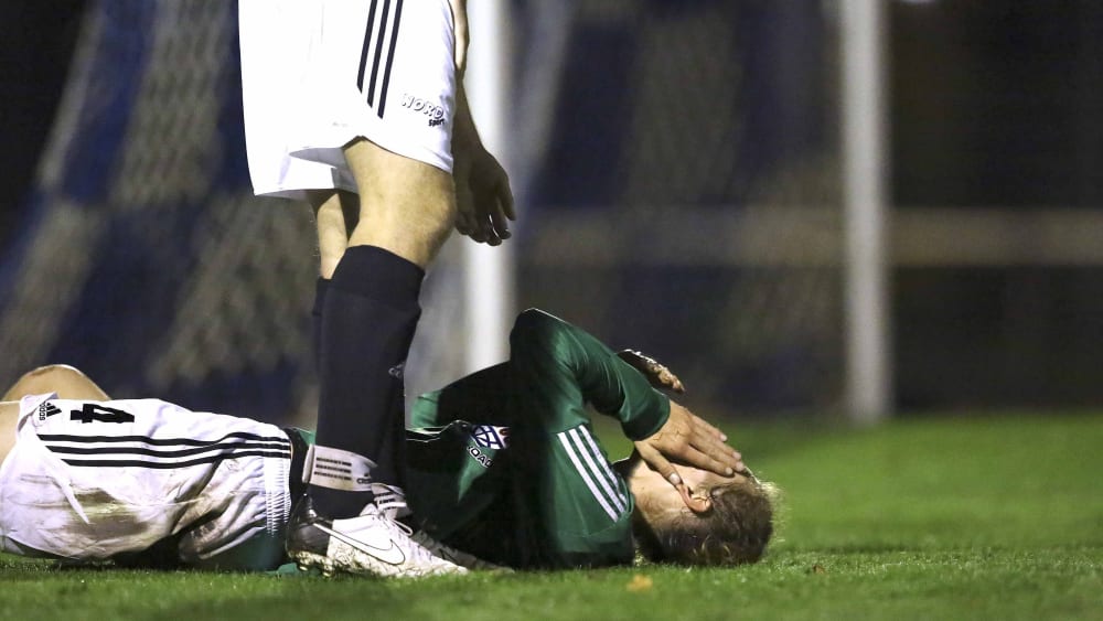 Unschönes Ende: Ein Spieler des VfL Holsen wurde nach einem Foul von einem Zuschauer angegriffen. (Symbolfoto)