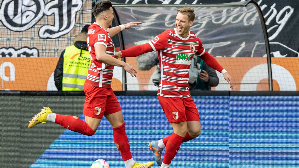 Vorlagengeber Ermedin Demirovic und Torschütze Arne Maier bejubeln das 2:1 gegen Bremen.