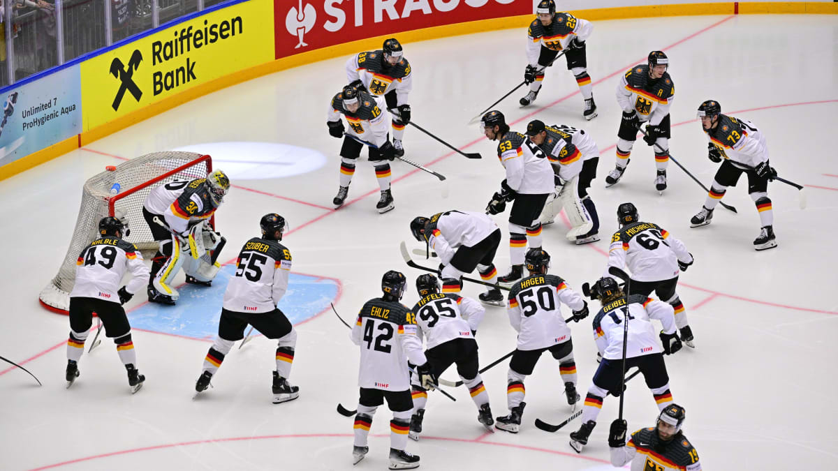 Loch-im-Eis-sorgt-f-r-Probleme-in-deutschem-WM-Spiel