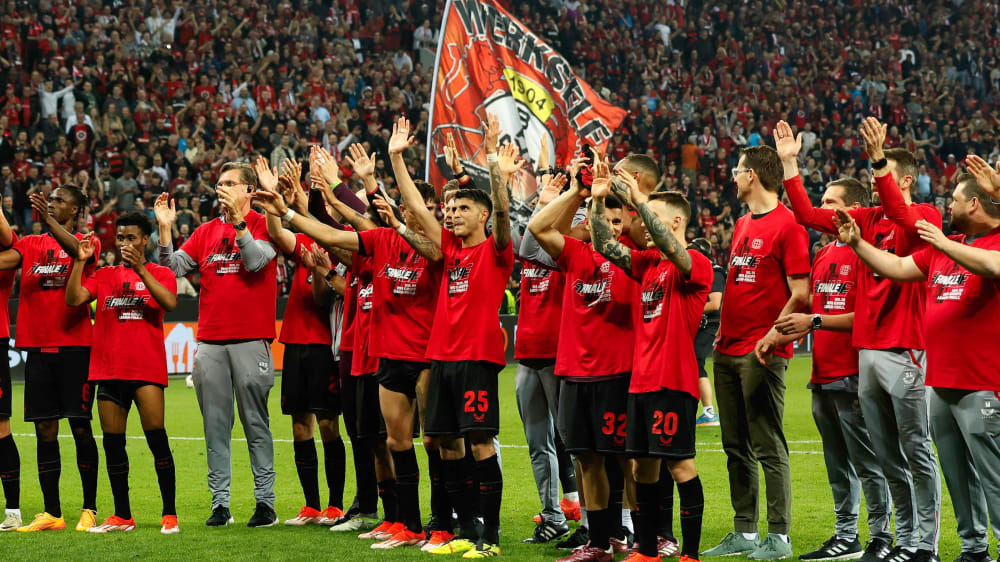 Bayer Leverkusen kommt aus dem Feiern nicht mehr heraus.