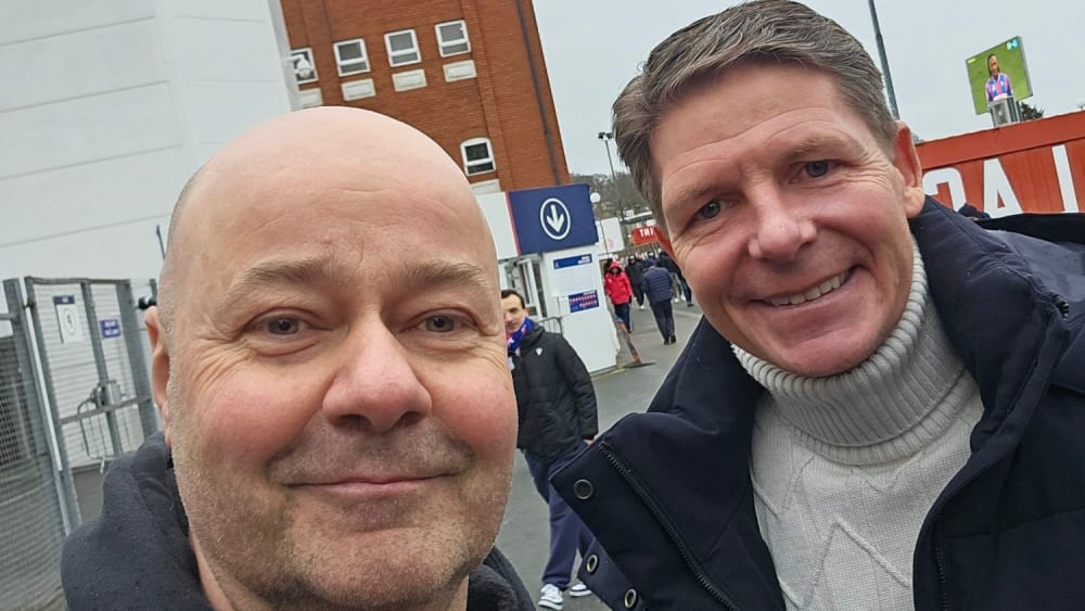 Manager Oliver Glasner und Palace-Fan Thomas Berger vor dem Selhurst Park Stadium im Londoner Stadtteil Croydon.