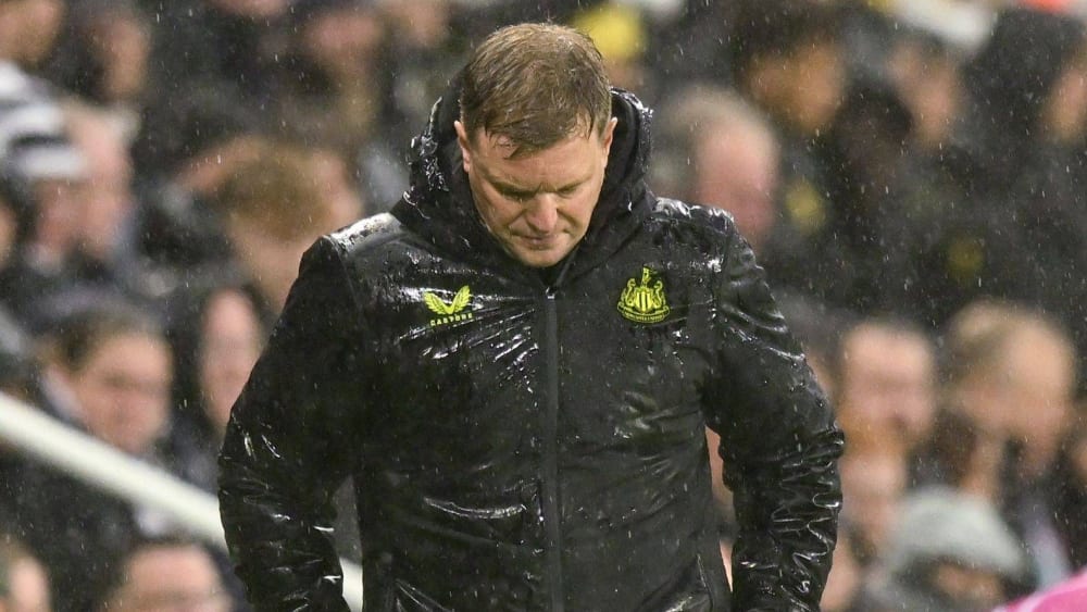 Nass und enttäuscht: Trainer Eddie Howe bei Newcastles Niederlage gegen Dortmund.